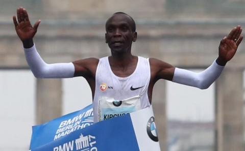 Olympic champion Kipchoge wins the 2017 Berlin Marathon